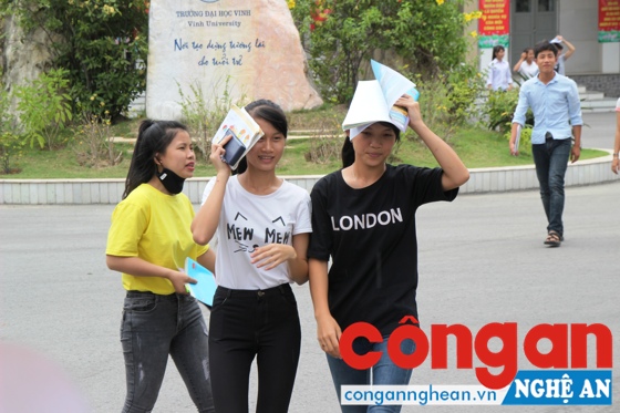 Buổi thi sáng 4/7, lác đác một vài điểm thi ở TP Vinh có thí sinh dự thi môn Lịch sử