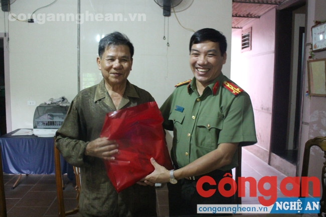 Đồng chí Đại tá Lê Khắc Thuyết - Phó giám đốc Công an tỉnh tặng quà cho đồng chí Trần Phồn – nguyên Giám đốc Công an tỉnh
