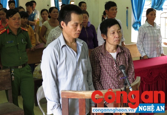 Hoàng Văn Thuận và Lim Văn Quỳ trước vành móng ngựa.