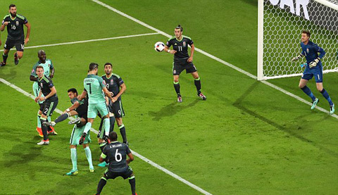 Cú đánh đầu dũng mãnh của Ronaldo.