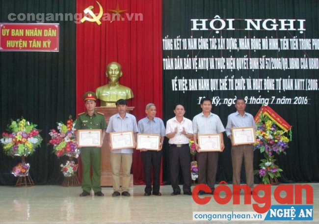 Khen thưởng cho các tập thể và cá nhân xuất sắc