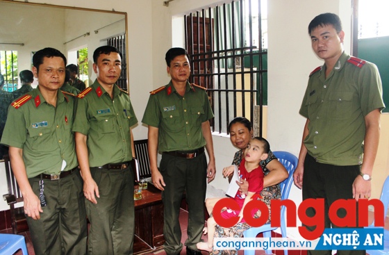 Lãnh đạo Công an TP Vinh và cán bộ Đội An ninh thăm, tặng quà gia đình Thượng sỹ Đậu Tuấn An