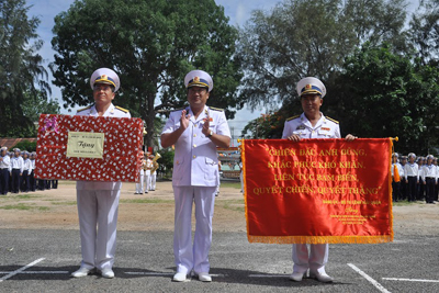 Chuẩn Đô đốc Phạm Hoài Nam, Ủy viên Trung ương Đảng, Tư lệnh Quân chủng Hải quân tặng bức trướng và quà của Đảng ủy, Bộ Tư lệnh Quân chủng cho đại diện Lữ đoàn.