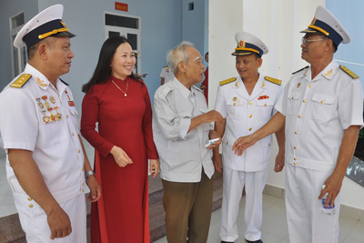 Đồng chí Nguyễn Thị Yến, Phó Bí thư Thường trực Tỉnh ủy nói chuyện với các cán bộ, chiến sĩ của Trung đoàn 171 qua các thời kỳ tại buổi lễ.