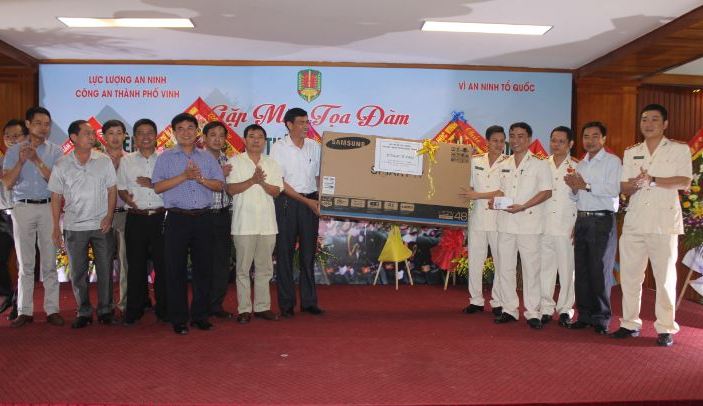 Các đồng chí nguyên Đội trưởng Đội An ninh Thành phố nay là Trưởng, phó trưởng các Phòng nghiệp vụ Công an tỉnh và các Cục nghiệp vụ (Bộ Công an) tặng quà lưu niệm cho Đội An ninh Công an Thành phố.