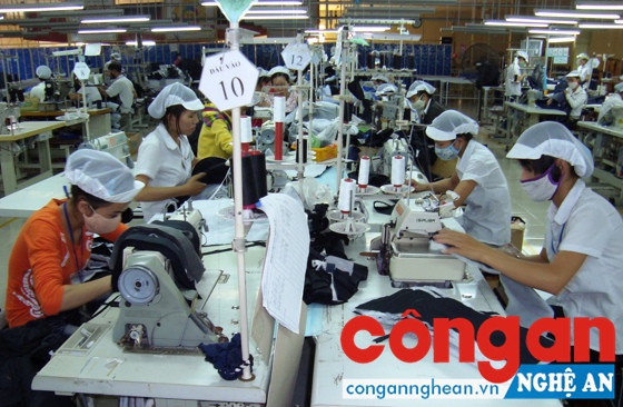 Công nhân tại các nhà máy, khu công nghiệp là đối tượng được hưởng lợi từ chính sách BHTN