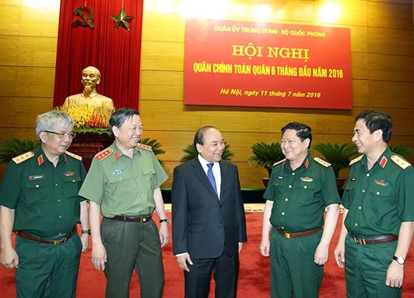 Thủ tướng Nguyễn Xuân Phúc trao đổi với các đại biểu.