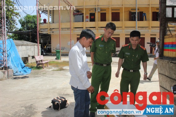 Lực lương Công an kiểm tra số hàng hóa thu giữ
