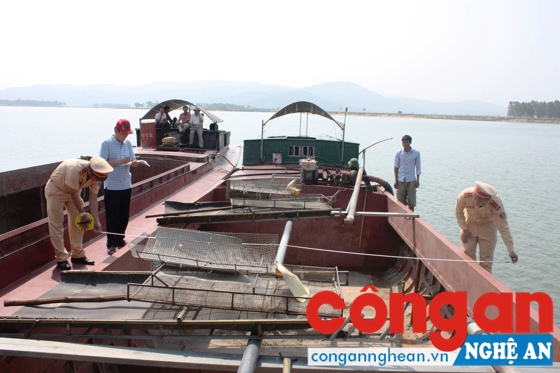 Phòng Cảnh sát Đường thủy phối hợp với Chi cục Kiểm định số 3 (thuộc Cục Đăng kiểm Việt Nam) đo các thông số kỹ thuật trên tàu để đảm bảo an toàn khi tham gia giao thông đường thủy