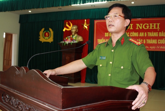 Trưởng Công an huyện phát biểu yêu cầu CBCS khắc phục tồn tại, phát huy điểm mạnh trong thời gian tới.