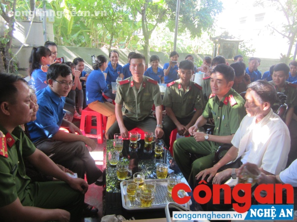 Đoàn đã ân cần thăm hỏi, tặng quà cho mẹ Việt Nam Anh hùng Nguyễn Thị Dờn ( SN 1921) trú tại xóm 3, xã Diễn Quảng.&nbsp;