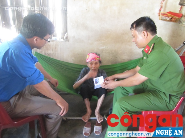 Đoàn đã ân cần thăm hỏi, tặng quà cho mẹ Việt Nam Anh hùng&nbsp;Mẹ VNAH Chu Thị Thâm (SN 1929) trú xóm 7, xã Diễn Đoài