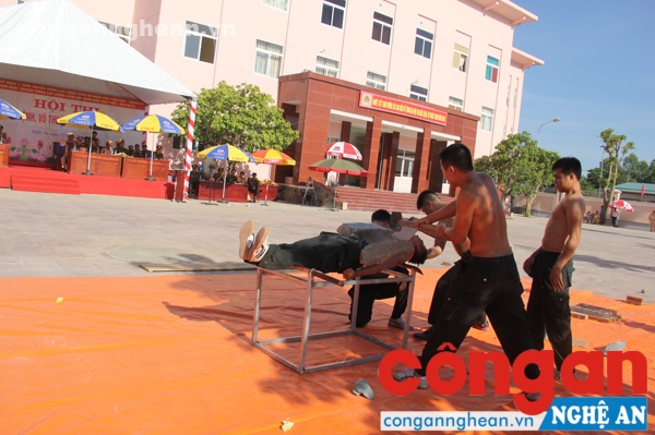 Đứng trên bàn chông  công phá đá