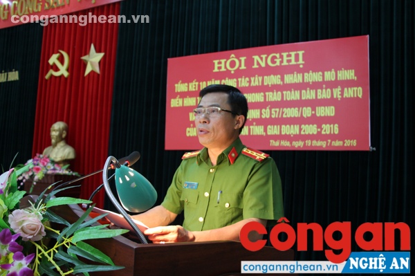 Đại tá Dương Đình Văn, Trưởng Công an TX Thái Hòa báo cáo kết quả tổng kết.