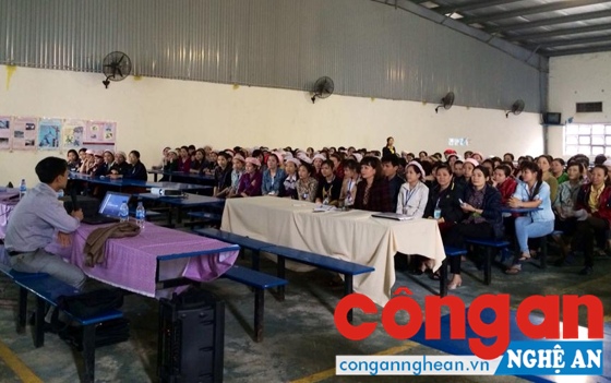 Trung tâm Tư vấn pháp luật Công đoàn Nghệ An tổ chức tuyên truyền, tư vấn pháp luật cho NLĐ