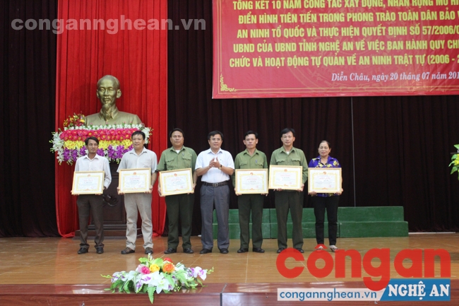 Đồng chí Hà Xuân Quang trao tặng Giấy khen cho 6 cá nhân.