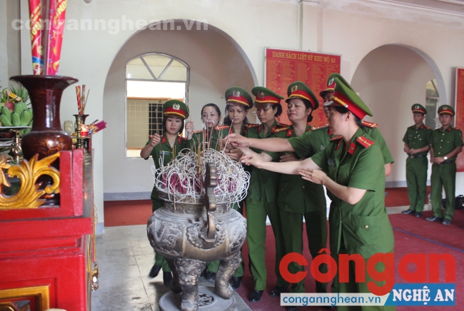 Đoàn dâng hương tại nhà tưởng niệm của nghĩa trang Việt Lào
