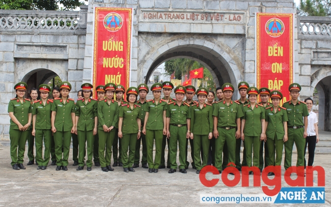 Đoàn chụp ảnh lưu niệm tại Nghĩa trang Việt - Lào