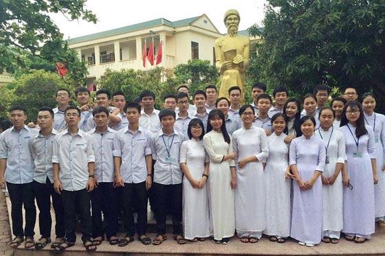  Thầy chủ nhiệm Phan Văn Thái và tập thể lớp 12A1 (ảnh do nhân vật cung cấp)