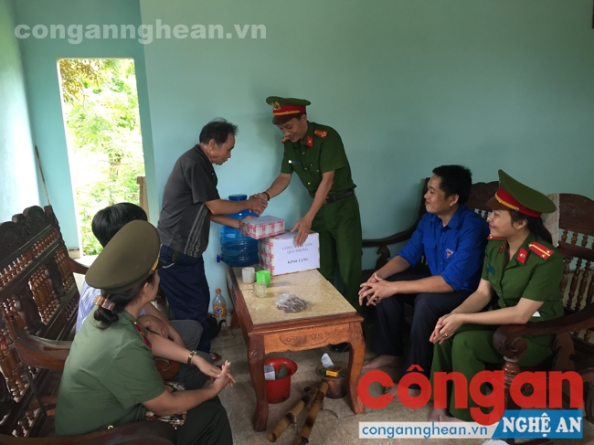 Đây là một nghĩa cử cao đẹp thể hiện ddapoj lý uống nước nhớ nguồn