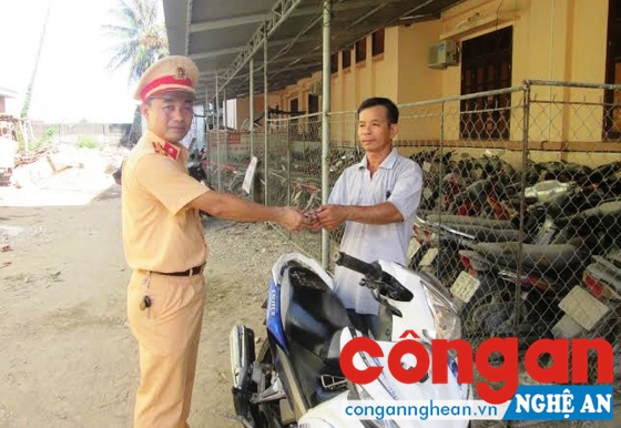 Công an huyện Quỳnh Lưu trao trả xe cho ông Huỳnh Thành