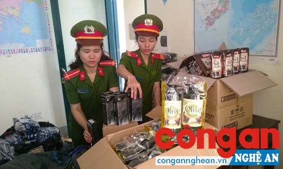 Công an TP Vinh kiểm tra số hàng hóa bị thu giữ