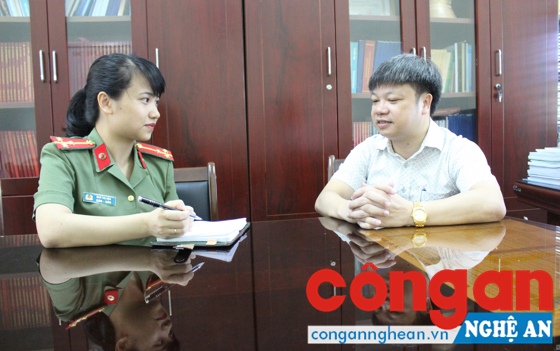 PGS.TS Hồ Văn Dũng trao đổi với phóng viên