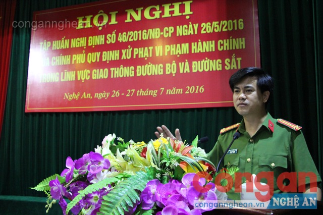 Đồng chí Thượng tá Nguyễn Đức Hải, Phó Giám đốc Công an tỉnh phát biểu tại hội nghị