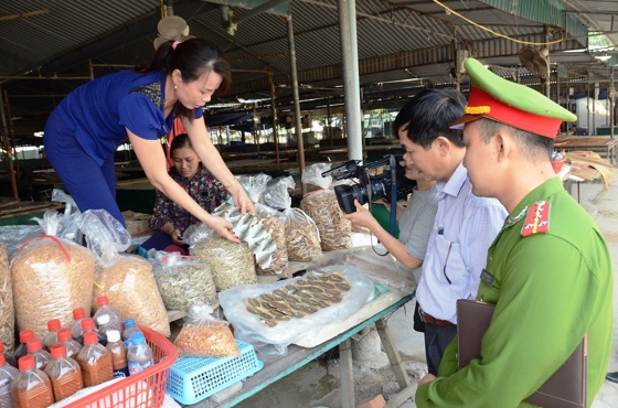 Đoàn kiểm tra liên ngành kiểm tra vấn đề ATVSTP tại chợ hải sản trên địa bàn TX Cửa Lò