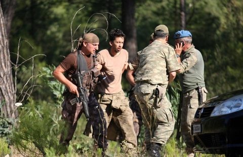Lính Thổ Nhĩ Kỳ ngày 25-7  bắt giữ Sergeant Erkan Cikat, một trong những quân nhân mất tích bị nghi  đã tham gia vào âm mưu đảo chính ở nước này vào ngày 15-7 - Ảnh: Reuters