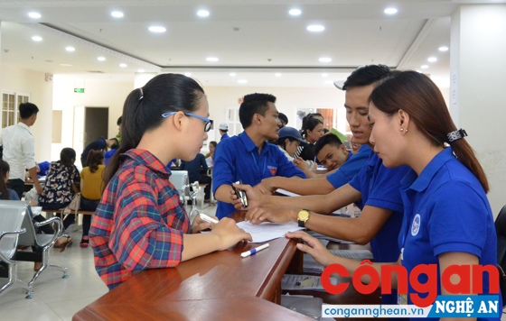 Các thí sinh làm thủ tục đăng ký xét tuyển tại Trường ĐH Vinh