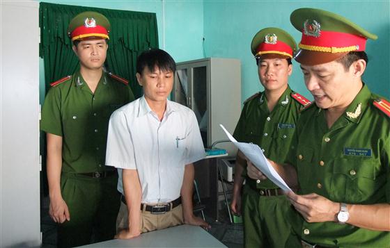 Cảnh sát Kinh tế đọc lệnh bắt giữ đối tượng tham nhũng - Ảnh minh họa