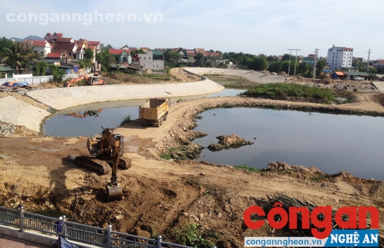 Các nhà thầu thi công đang đẩy nhanh việc nâng cấp, cải tạo hồ Cửa Nam