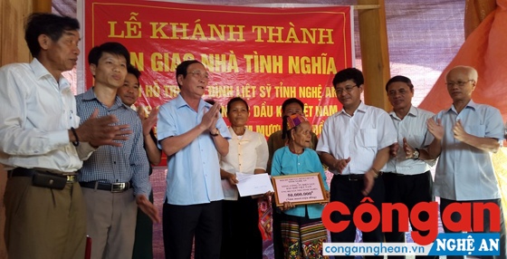 Hội Hỗ trợ gia đình liệt sỹ tỉnh Nghệ An tổ chức lễ khánh thành và bàn giao nhà tình nghĩa cho bà La Thị Tân, mẹ liệt sỹ ở bản Tân Hương, xã Tam Quang, huyện Tương Dương, do Tổng Công ty Điện lực Dầu khí Việt Nam ủng hộ.