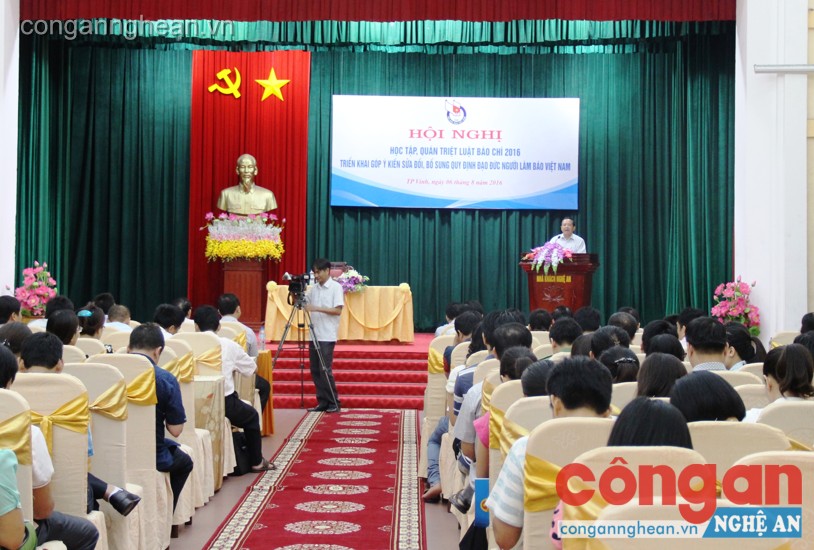 Đông đảo đại biểu là lãnh đạo các cơ quan báo chí, phóng viên, hội viên nhà báo tham dự hội nghị