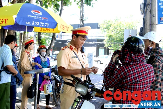 Lực lượng CSGT Công an TP Vinh đồng loạt ra quân xử phạt các hành vi vi phạm trật tự ATGT theo quy định tại Nghị định 46/2016/CP của Chính phủ - Ảnh: Thiên Thảo
