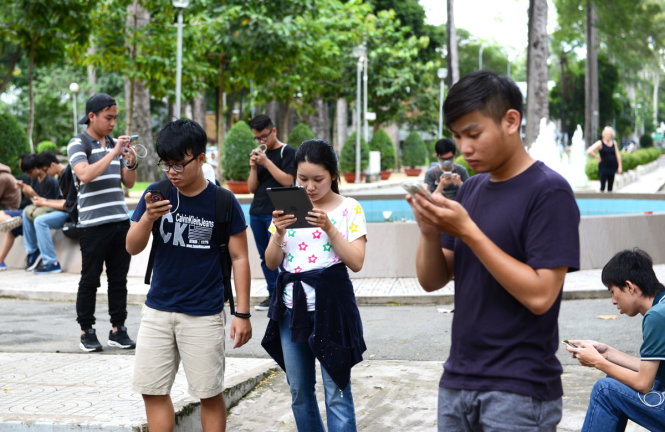 Rất đông bạn trẻ vào công viên để bắt Pokemon