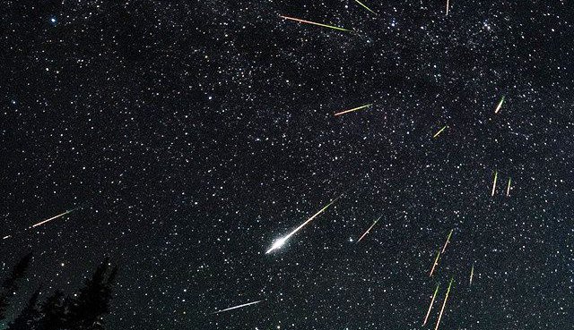 Mưa sao băng Perseids xảy ra tháng 8/2012. (Ảnh: DavidKinghamPhotography/Space).