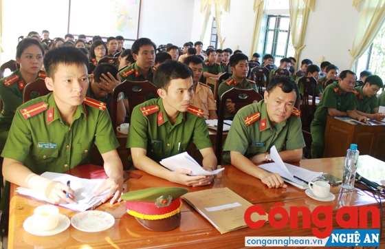 Thanh niên, phụ nữ và đoàn viên công đoàn Công an huyện Thanh Chương tham dự buổi đối thoại