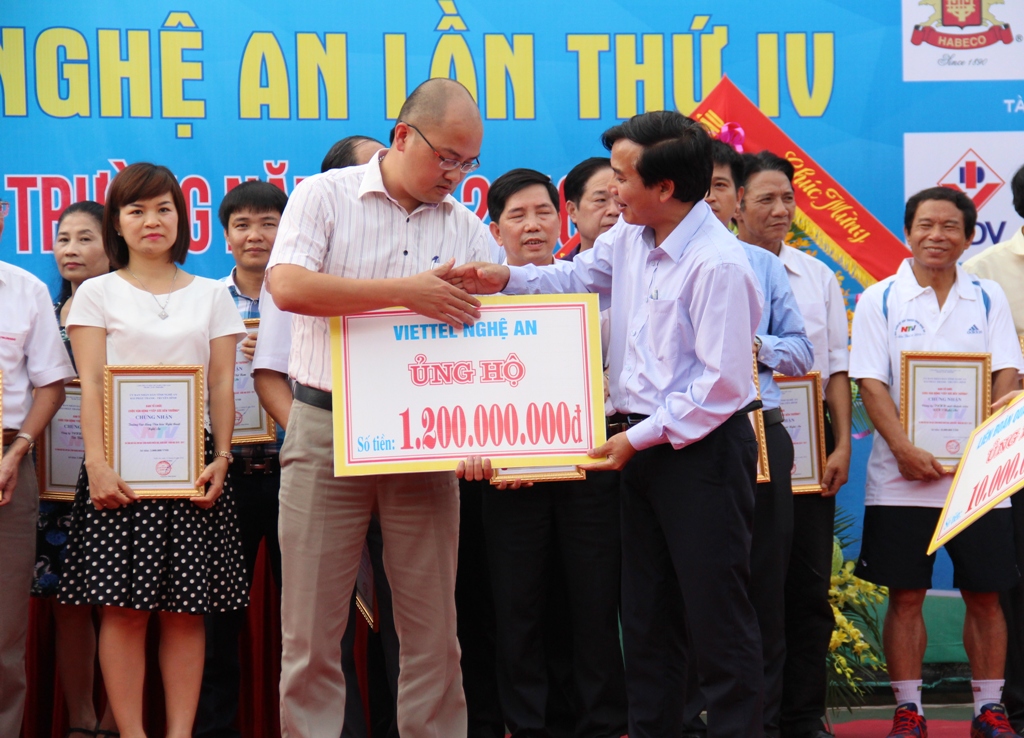 Đ/c Nguyễn Như Khôi - Giám đốc Đài PT-TH Nghệ An tiếp nhận ủng hộ, trao giấy chứng nhận các đơn vị ủng hộ