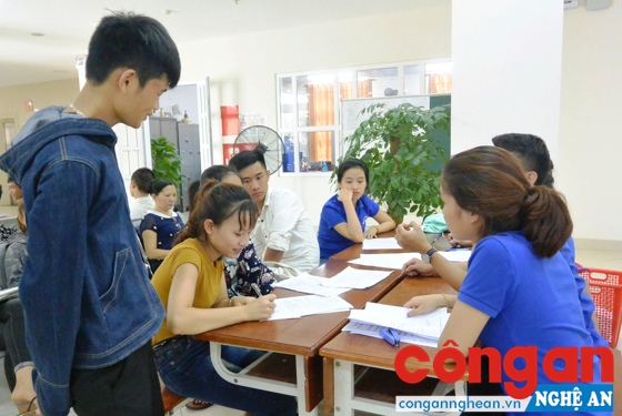  Đào tạo nhân lực gắn với nhu cầu xã hội để tăng cơ hội tìm việc làm cho SV sau khi tốt nghiệp (Trong ảnh: Thí sinh làm hồ sơ xét tuyển tại Trường ĐH Vinh)