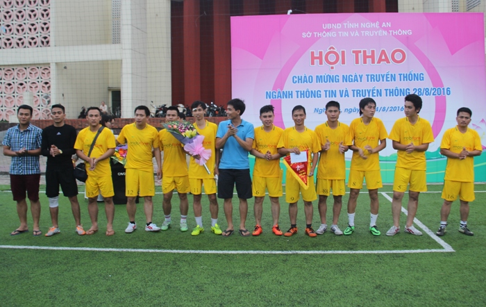 Trao giải nhì cho đội Mobif