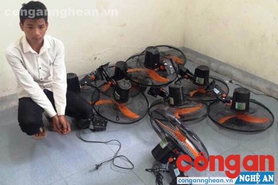 Võ Hồng Thanh Long cùng tang vật vụ án
