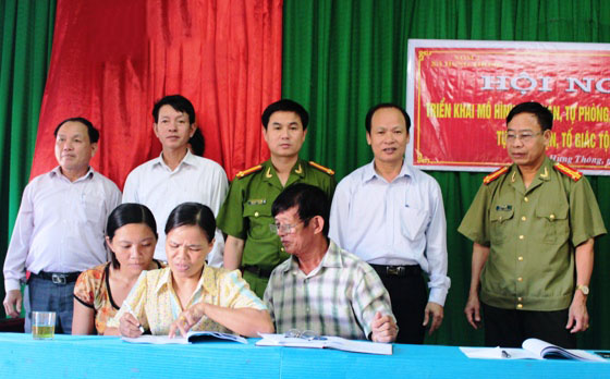 Ký cam kết thực hiện mô hình “Tự quản, tự phòng, tự bảo vệ, tự hòa giải, tự phát hiện, tố giác tội phạm” ở xóm 2, xã Hưng Thông, huyện Hưng Nguyên