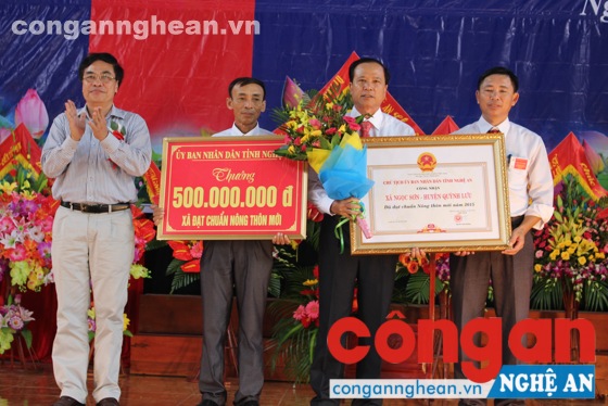 Đồng chí Vi Lưu Bình - Vi Lưu Bình – Phó Giám đốc Sở NN&PTNT kiêm Chánh văn phòng điều phối Chương trình mục tiêu Quốc gia xây dựng NTM tỉnh trao Bằng công nhận xã đạt chuẩn NTM và 500 triệu đồng cho xã Ngọc Sơn