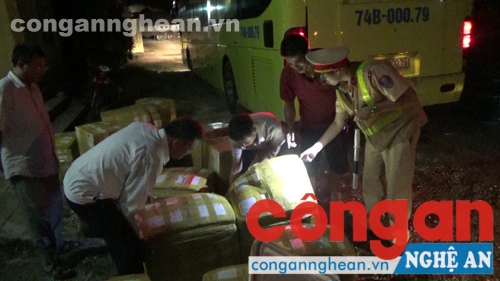 Lực lượng chức năng tiến hành kiểm tra số hàng thu giữ