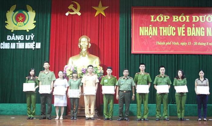 Trao thưởng cho 10 học viên có thành tích xuất sắc trong học tập và xây dựng lớp