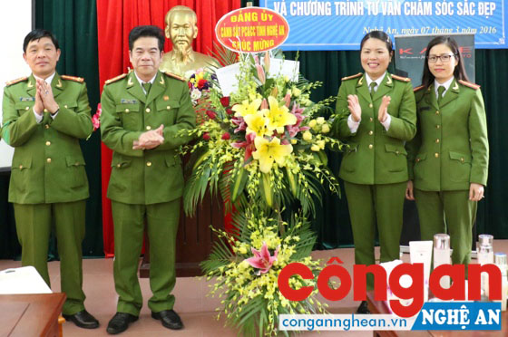 Đảng ủy, lãnh đạo Cảnh sát PC&CC tỉnh tặng hoa chúc mừng BCH Hội Phụ nữ nhân Ngày Quốc tế phụ nữ 8/3