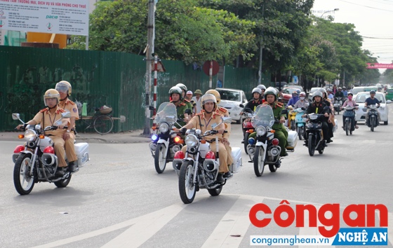 Lực lượng Cảnh sát giao thông phối hợp với các lực lượng khác ra quân xử lý vi phạm về trật tự ATGT - Ảnh: Cao Loan