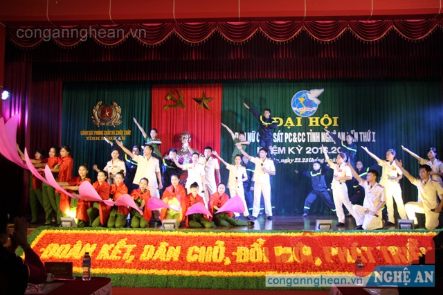 Mở đầu buổi lễ là những tiết mục văn nghệ đặc sắc của cán bộ, chiến sỹ Cảnh sát PC&CC